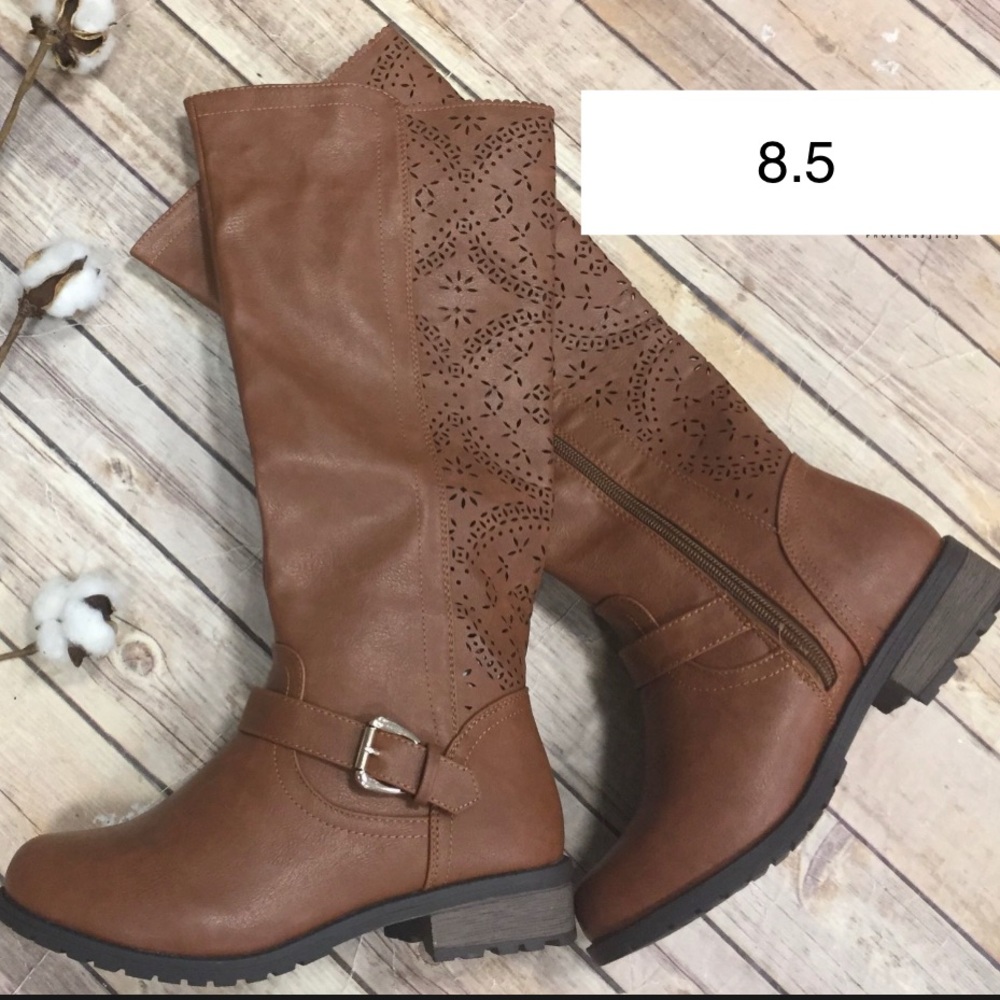 Scallop lace back boots